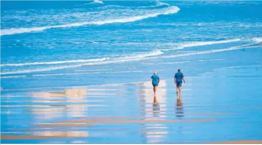  ?? JULIO GONZÁLEZ ?? Dos personas pasean ayer por una playa de Cádiz.
