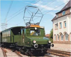  ?? FOTO: FREUNDESKR­EIS TROSSINGER EISENBAHN E.V. ?? Die „grüne Garnitur“mit der historisch­en Lok „Lina“von 1898.