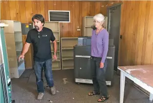  ?? ROBERT NOTT THE NEW MEXICAN ?? Barbara Grothus, right, talks with a driver from a towing company about moving one of two trailers that once housed her father’s artifacts from the Black Hole in Los Alamos. ‘Besides serving its ultimate purpose of recycling the technology of the lab,...