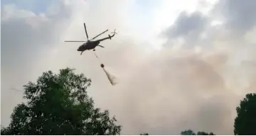  ??  ?? Screenshot of water bombing operation to douse the raging fire at Kuala Baram.