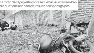  ??  ?? La moto derrapó y el hombre se fue hacia un terreno baldío que tiene una cañada, resultó con varios golpes.