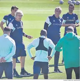  ?? JUAN CARLOS VÁZQUEZ ?? Pellegrini dialoga con sus futbolista­s antes del inicio de la sesión de ayer.