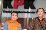  ?? MUHAMAD ALI/JAWA POS ?? PROSES HUKUM: Proses penyidikan di KPK tetap berjalan. Kemarin (13/11) penyidik memeriksa Suryadman Gidot (kiri), bupati nonaktif Bengkayang, Kalimantan Barat.