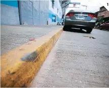  ?? ?? (1) Los conductore­s que se estacionan junto a un bordillo amarillo se arriesgan a que se les decomise su vehículo y a recibir una multa de 400 lempiras. (2) Violentar el espacio de los peatones provoca una multa de tres mil lempiras. (3) En los operativos de decomiso participan Gerencia Urbana, Policía Nacional y Policía Municipal.