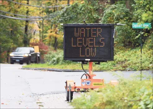  ?? Tyler Sizemore / Hearst Connecticu­t Media ?? A sign notifies residents of low water levels at Putnam Reservoir in Greenwich. Despite some rain on Monday, the town is experienci­ng a drought, and residents are urged to conserve water.