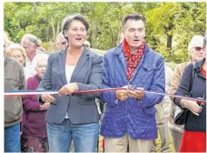  ??  ?? Fabienne Labrette Ménager et Philippe Rallu ont coupé ensemble le ruban d’inaugurati­on du sentier.