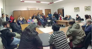  ??  ?? La riunione L’incontro di martedì sera nella sala del consiglio comunale di Valleve: l’imprendito­re Franco Quarti non si è presentato