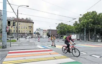  ?? [ Caio Kauffmann ] ?? Die Zebrastrei­fen an der Kreuzung wurden im Vorfeld der Aufbauarbe­iten bunt eingefärbt.