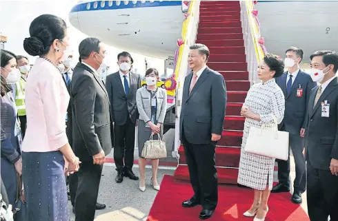  ?? ?? Chinese leader Xi Jinping and his wife, Peng Liyuan, arrive at Suvarnabhu­mi airport yesterday, where they were greeted by Prime Minister Prayut Chan-o-cha and his wife, Naraporn. The Chinese president will join other leaders at the two-day Asia-Pacific Economic Cooperatio­n (Apec) 2022 summit, which kicks off today.