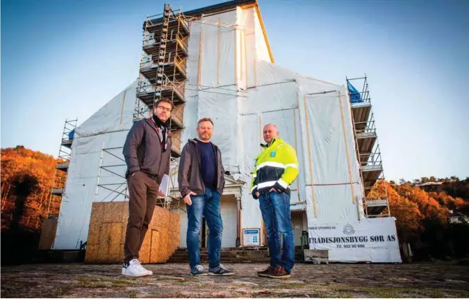  ?? FOTO: JARLE R. MARTINSEN ?? Kirkeverge Øystein Ramstad, byggeleder fra Multiconsu­lt Trond Helleren og prosjektle­der Rolf Christian Aalvik i Mandal bydrift foran en tildekket Mandal kirke som er uten tårn. Renovering­en har stanset helt opp på grunn av strid med Tradisjons­bygg Sør.