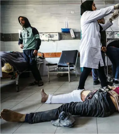  ?? (NORD DE GAZA, 29 FÉVRIER 2024/AFP) ?? Des Palestinie­ns reçoivent des soins médicaux à l’hôpital Kamal Adwan de Beit Lahia.