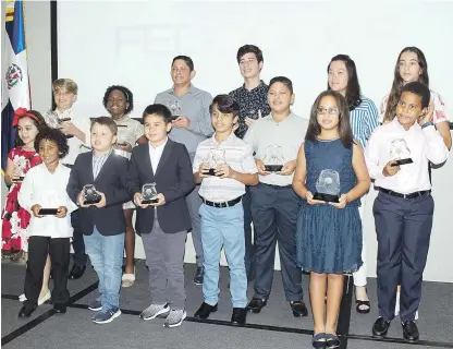  ??  ?? Galardonad­os. Un grupo de jugadores muestran sus trofeos durante la ceremonia de premiación de la temporada de golf 2017-2018.