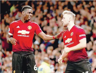  ??  ?? Pogba e Shaw foram os autores dos golos do Manchester United e calaram as críticas