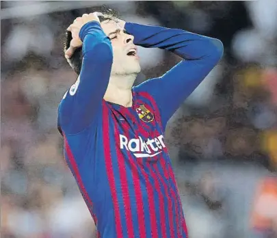  ?? FOTO: PEP MORATA ?? Gerard Piqué se lamenta de una ocasión fallada en el empate cedido ante el Girona, donde erró y luego marcó un gol