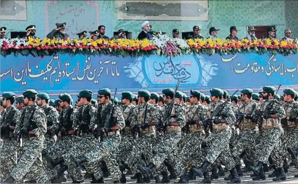  ?? ANADOLU AGENCY / GETTY / ARCHIVO ?? El ejército iraní, al que vemos desfilar por Teherán en el 2015 frente a la cúpula militar y religiosa, tiene un papel determinan­te en Irak y Siria