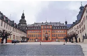  ?? FOTO: STEFANIE BISPING ?? Schloss Berleburg ist der Mittelpunk­t der Altstadt von Bad Berleburg. Ein Teil der Anlage ist ein Museum, in dem unter anderem die kurfürstli­che Kunstsamml­ung gezeigt wird.