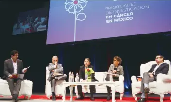  ??  ?? Expertos afirmaron durante la Cuarta Reunión Anual del Colegio Mexicano para la Investigac­ión del Cáncer, que la enfermedad debe abordarse desde la parte preventiva hasta la clínica.