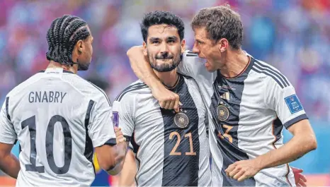  ?? FOTO: ULMER/IMAGO ?? Gegen Spanien wollen Ilkay Gündogan (Mi.), Thomas Müller (re.) und Co. die „gewisse Reibung“im Team (Oliver Bierhoff) in positive Energie umwandeln.