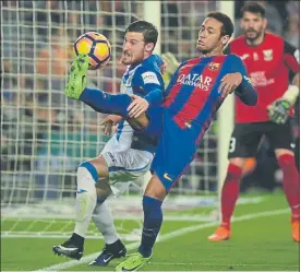  ?? FOTO: MANEL MONTILLA ?? Neymar, activo Trató de desbordar en todo momento y forzó el penalti