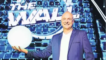  ?? FOTO: RTL / STEFAN GREGOROWIU­S ?? Bis zu drei Millionen Euro können die Kandidaten in der neuen Show mit Frank Buschmann gewinnen – die Kugel entscheide­t über das Glück. Die Kunst ist es aber, den Betrag auch im Finale zu halten.