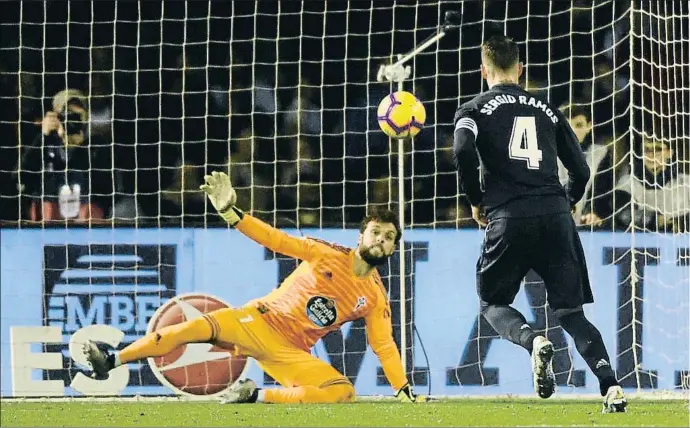  ?? MIGUEL RIOPA / AFP ?? Sergio Ramos volvió a marcar un penalti con el estilo que inmortaliz­ó el checo Antonín Panenka, sin que el meta Sergio le adivinara la intención