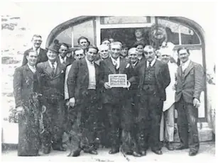  ??  ?? Le 1er corps de sapeurs-pompiers de Saint-Jacut, en 1936 avec pour chef de corps l’adjudant Ménard.