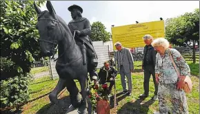  ?? BILD: OLIVER PERKUHN ?? Kranzniede­rlegung (von links): Christian Boes, Horst Milde, Hans-Adolf Puls und Marleene Schlepper