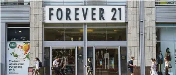  ?? — AFP ?? Not so lasting: A Forever 21 store in Union Square in Manhattan, New York City. The global fast-fashion retailer is filing for voluntary bankruptcy, the latest US brick-and-mortar chain to embark on restructur­ing as shoppers migrate online.
