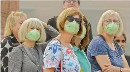  ?? — PTI ?? Tourists wear anti-pollution masks amid heavy smog as the air quality further dips to severe category in New Delhi on Wednesday.