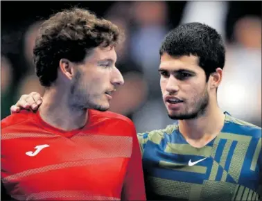  ?? ?? Carlos Alcaraz saluda a Pablo Carreño tras ganarle en el ATP 500 de Basilea (Suiza).