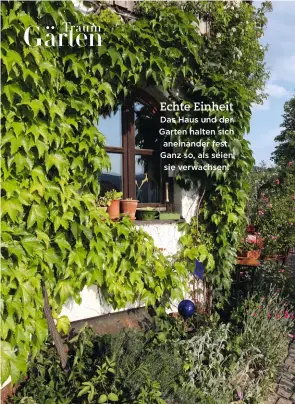  ??  ?? Echte Einheit Das Haus und der Garten halten sich aneinander fest. Ganz so, als seien sie verwachsen.