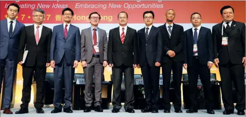  ?? PHOTOS BY EDMOND TANG / CHINA DAILY ?? Posing for a group photo at the Hong Kong Summit on Tuesday are (from left) Zhang Haizhou, assistant to publisher, China Daily Asia Pacific; Lin Jingzhen, deputy chief executive of Bank of China (Hong Kong); Lincoln Leong, chief executive officer of...