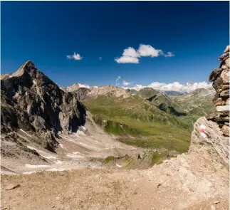  ??  ?? Alcuni scorci del panorama mozzafiato. In alto a destra la capanna Campo Tencia, uno dei 12 rifugi ubicati sul sentiero