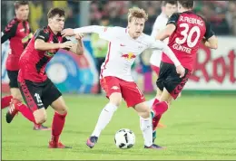  ??  ?? Freiburg’s defender Pascal Stenzel (left), and Leipzig’s Swedish forward Emil Forsberg vie for the ball during the German first division Bundesliga football match between SC Freiburg
and RB Leipzig in Freiburg, southern Germany, on Nov 25, 2016. (AFP)