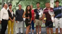  ?? (Photos B. Q.) ?? Les récompensé­s de la édition de la coupe de Valcros à La Londe ont fière allure et le trio gagnant du Classic MidAmateur­s de Valgarde, réunissant une soixantain­e de joueurs, peuvent afficher de larges sourires