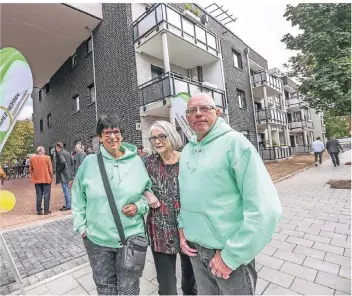  ?? RP-FOTO: HANS-JÜRGEN BAUER ?? Hannelore Franke (v.l.), Brigitte Wimmer und Hartwig Franke fühlen sich in der Neubausied­lung schon sehr wohl. Sie nutzen auch die Angebote vor Ort, wie die Gymnastik.