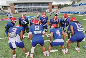  ?? Tom Morris/Louisiana Tech Sports Informatio­n ?? In the huddle: Louisiana Tech huddles before a play during practice on Thursday in Ruston, La.