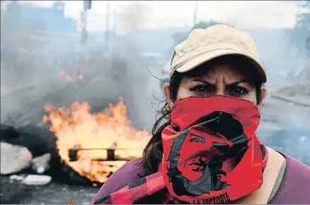  ?? ORLANDO SIERRA / AFP ?? El Ché inspira la resistenci­a de esta opositora hondureña en Tegucigalp­a