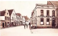  ??  ?? Auf dieser Postkarte aus dem Jahr 1915 ist der Blick in die Straße An St. Swidbert vom Kaiserswer­ther Markt aus festgehalt­en.