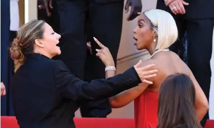  ?? Photograph: David Fisher/Rex/Shuttersto­ck ?? Kelly Rowland speaking to one of the ushers at the premiere for Marcello Mio.