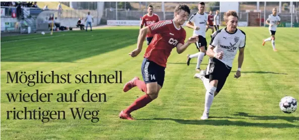  ?? RP-FOTO: MARKUS VAN OFFERN ?? Kleves Mike Terfloth (l.) auf dem Weg zum gegnerisch­en Tor. Der Mann, der die rechte Außenbahn bearbeitet, ist in dieser Saison noch ohne Treffer.