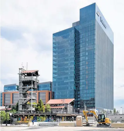  ??  ?? Beside Exelon’s headquarte­rs, which the company expects to occupy in October, the Exelon Tower includes 103 apartments instead of the originally planned office space. More than 60 tenants have rented apartments since pre-leasing started in March, the...