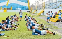  ??  ?? entrega. Antes del entrenamie­nto, los futbolista­s hicieron estiramien­tos al costado de la cancha.