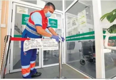  ?? JORDI LANDERO ?? Un celador desinfecta la entrada a un centro de salud.