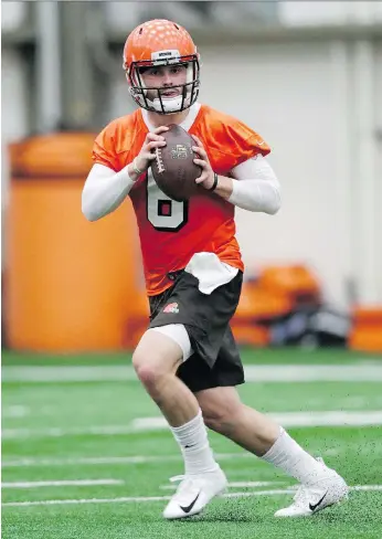  ??  ?? Cleveland Browns quarterbac­k Baker Mayfield drops back to pass during the NFL team’s rookie camp on Friday in Berea, Ohio. The Heisman Trophy winner says he knows he has a lot to learn. THE ASSOCIATED PRESS