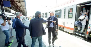  ??  ?? Il benvenuto Il sindaco Sboarina all’arrivo del treno tedesco (foto Sartori)