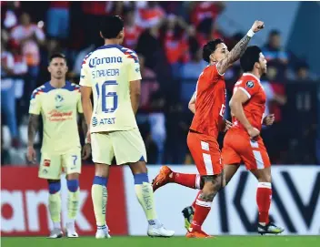  ?? ?? JUGADORES de Nicaragua celebran uno de sus tantos, ayer.