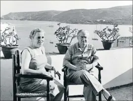  ?? FRANCESC CATALÀ ROCA / CAL·LÍGRAF. ?? Clementina Arderiu i Carles Riba a la terrassa de la casa de Cadaqués