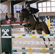  ?? FOTO: DERKS ?? Die für die Reitsportg­emeinschaf­t Niederrhei­n startende Christine Dorenkamp in der Halle bei Holger Hetzel über dem Sprung.