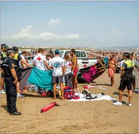  ??  ?? Paramédico­s tentaram reanimar o rapaz mas não tiveram sucesso